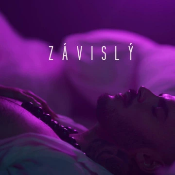 Závislý (2021)